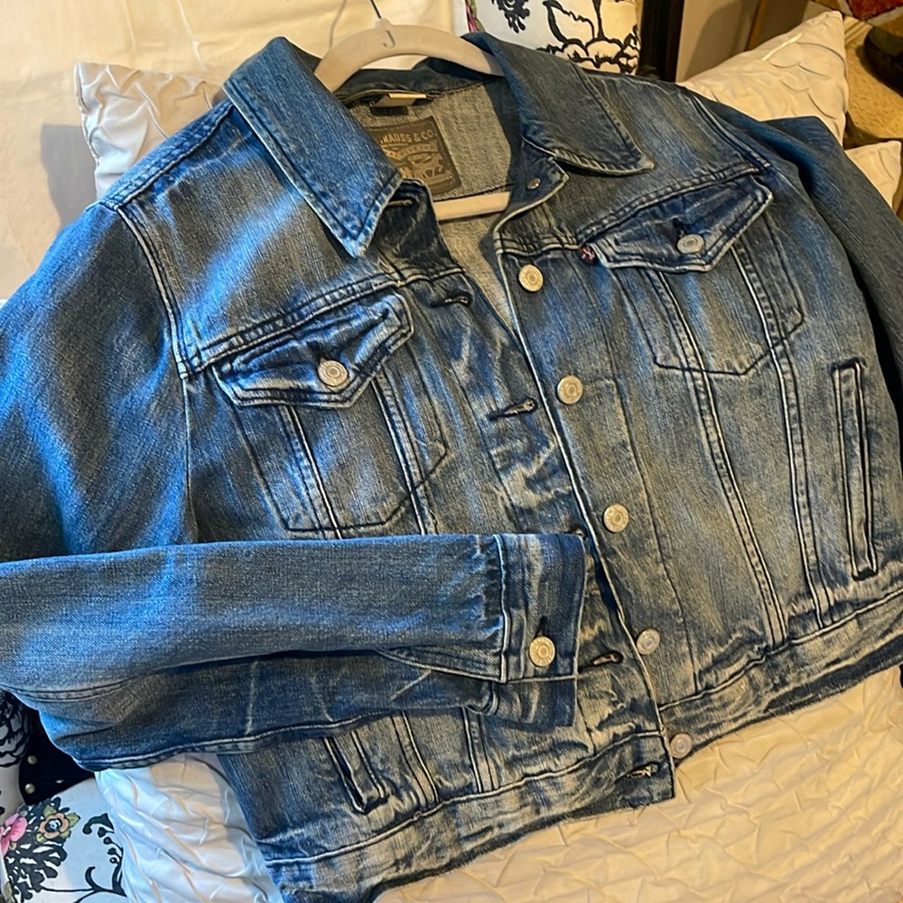 Levi’s jean jacket cropped excellent condition